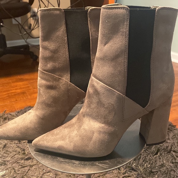 NWOT GUESS WOMEN’S DARK GRAY SUEDE POINTED TOE ANKLE FASHION BOOTS - Picture 4 of 12